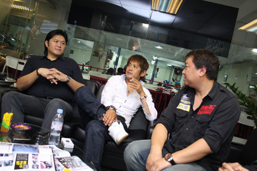 班主任周伯雄、日本明星車手織互學與MSC總監岩田和彥，賽前先於香港Type R Club主辦單位辦公室見面討論本場活動內容。