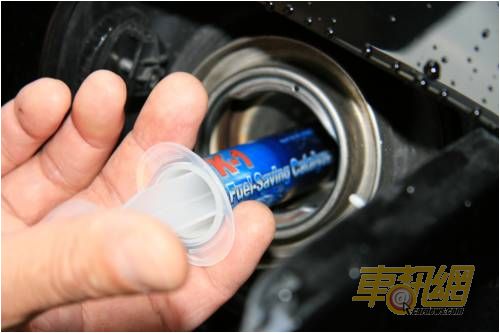 在油箱注入K-1省油觸媒，一支可對應50公升的油箱，效果卻可持續2萬公里。