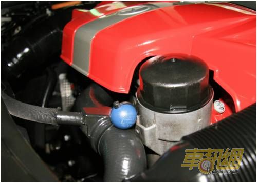 在水箱上水管綁上尺寸較大的A2e動力晶片來細化水分子而增進散熱效率。