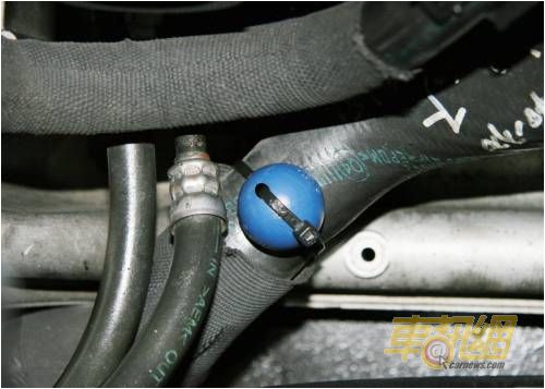 在水箱下水管與周邊管路的中央綁上A2e動力晶片。