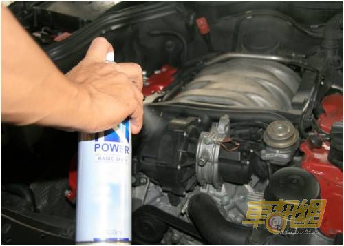 在引擎室內噴上K-POWER潔力噴，不僅有清潔引擎外表的功能，還能減少電路的電位差而減少電線短路的機率。 