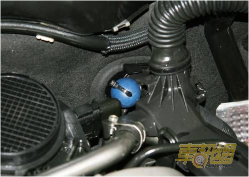 於電子油門控制器上安裝A2e動力晶片，讓採電子節氣門設計的C320蝴蝶閥反應速率增加。 