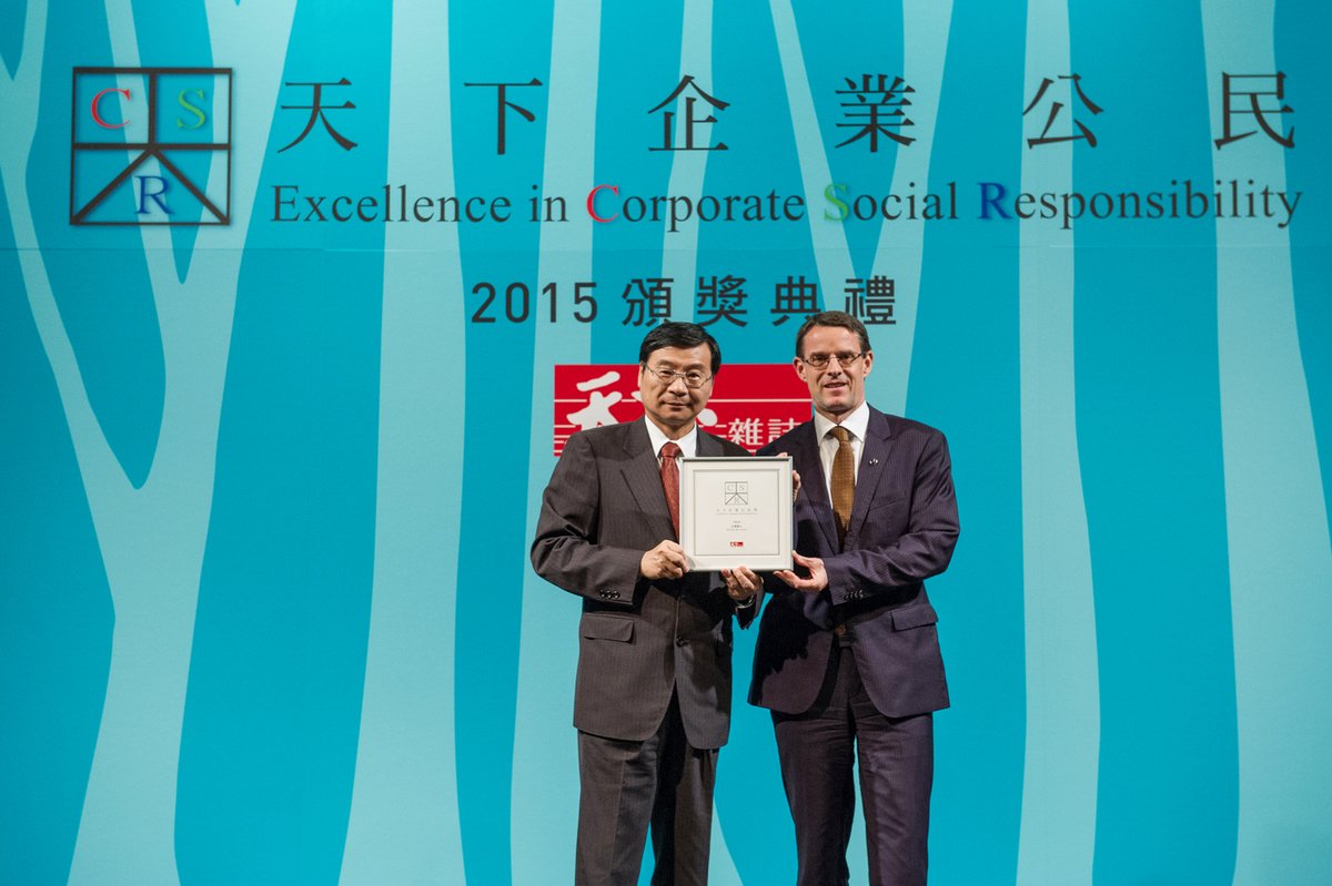 行政院金融監督管理委員會主任委員曾銘宗(左)頒發天下企業公民外商獎項，肯定台灣賓士長期致力CSR的努力