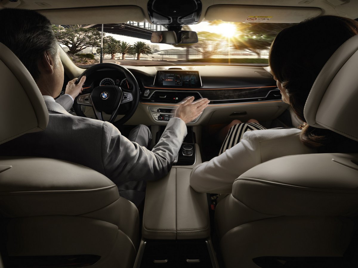 全新BMW 7系列豪華旗艦房車搭載車壇首見之10.25吋中央顯式觸控螢幕及手勢控制功能