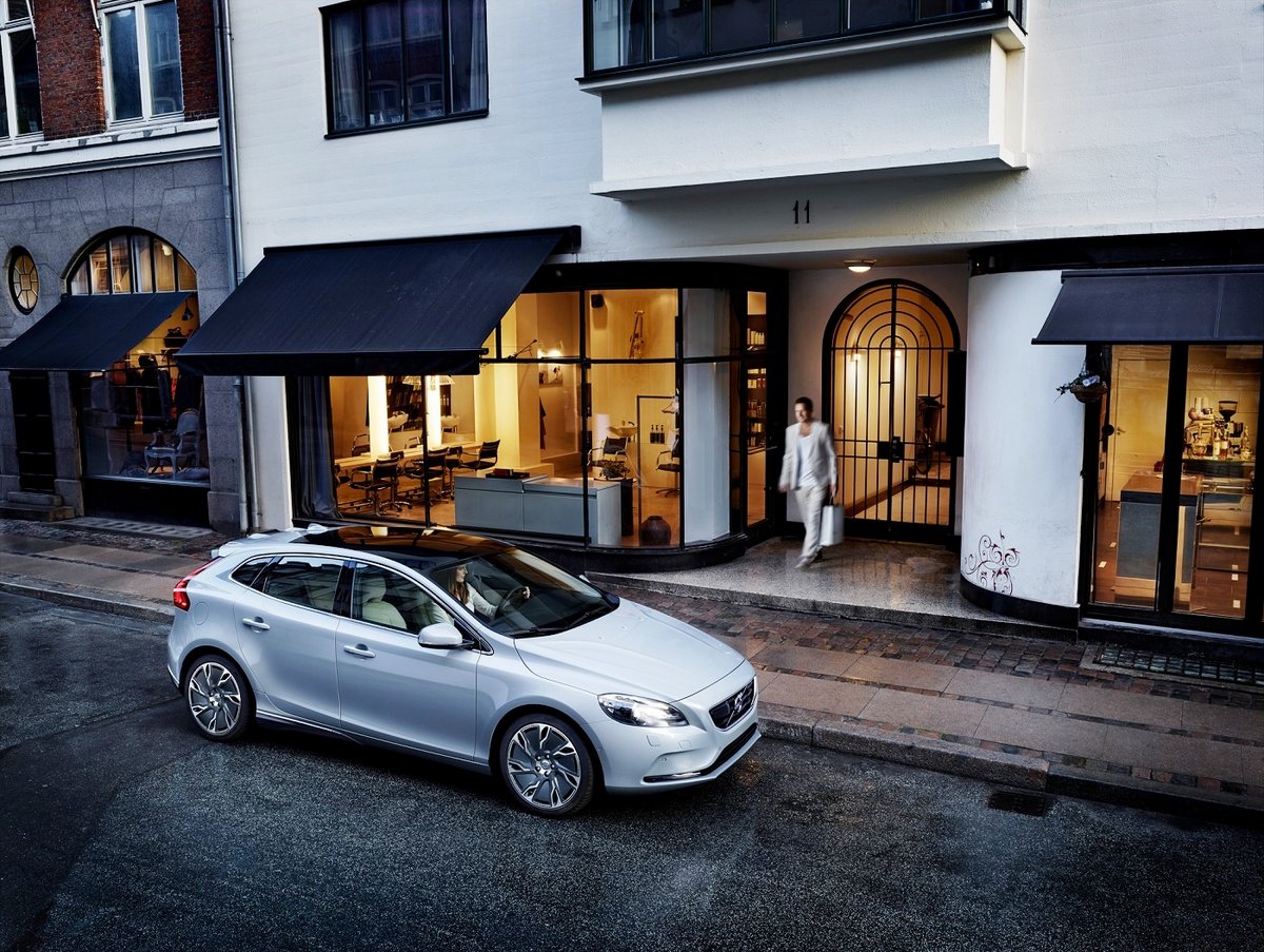 全新 16 年式VOLVO V40 標配 HID 轉向輔助頭燈,大幅提升夜間行車安全。