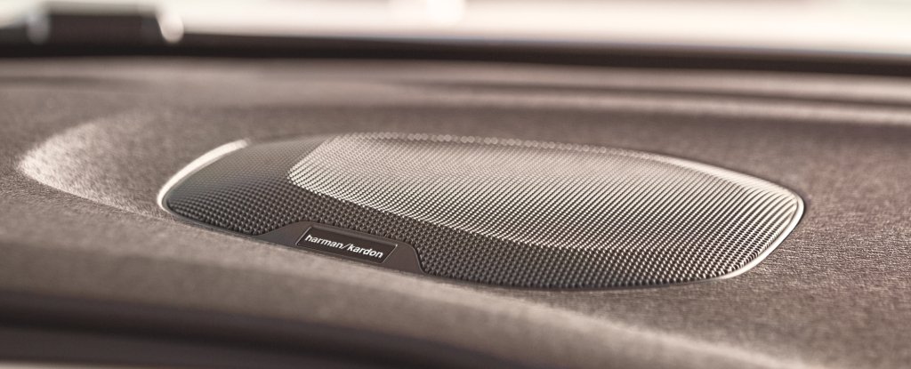 VOLVO V40 旗艦版標配 Harman Kardon 操刀並具有 10 具揚聲器的 Premium Sound 多媒體視聽音響系統。