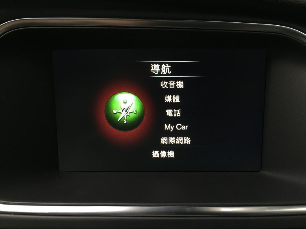 全新 16 年式 V40 首度引進具備全繁體中文語言的 VOLVO Sensus Connect 連網影音娛樂系統。