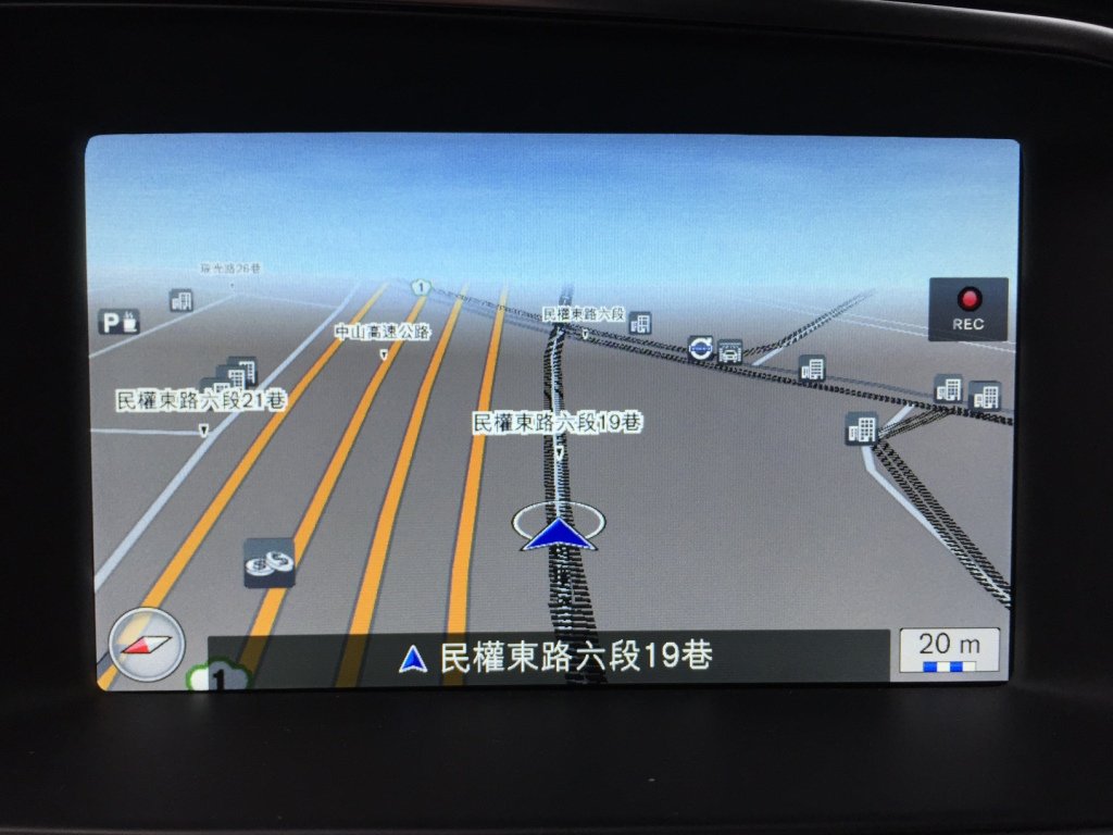 Sensus Connect 連網影音娛樂系統內建原廠中文衛星導航,採用 Nokia Here 圖資,提供駕駛更精準便利的導航輔助。