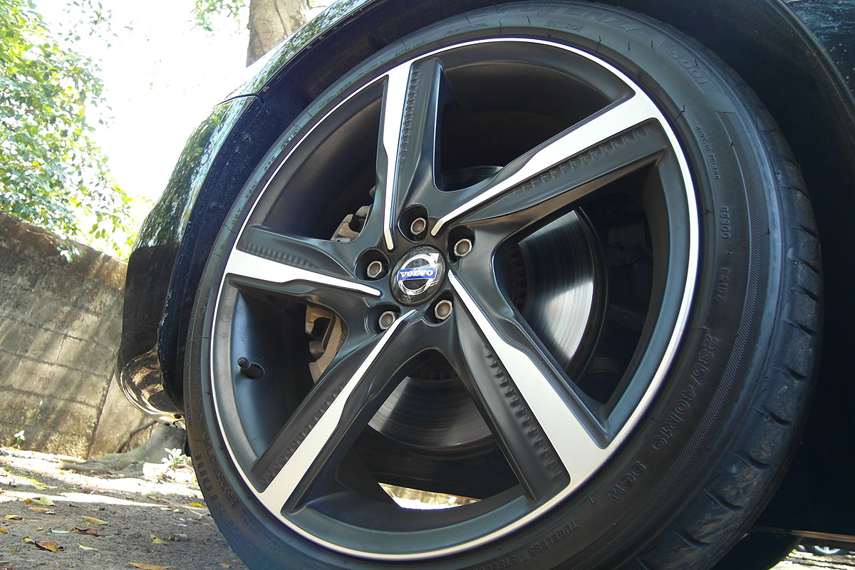 R-Design專用19吋Ixion鋁圈搭配235/40 ZR19輪胎，鋁圈型式相當熱血。