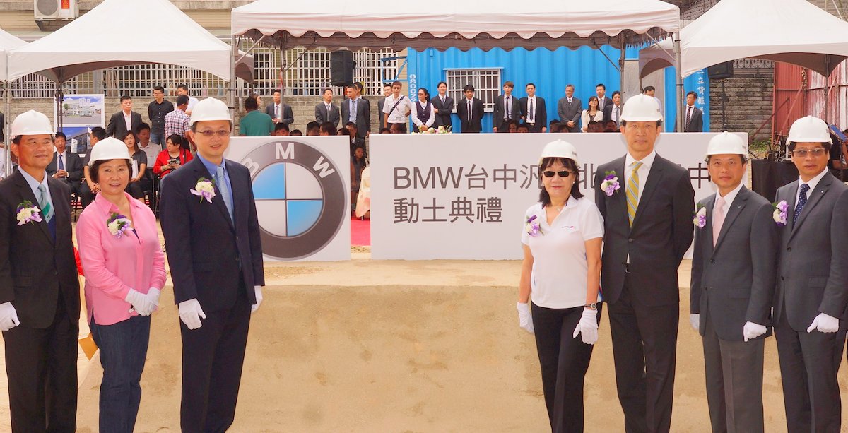 汎德永業汽車股份有限公司董事長 唐如萱小姐(右四)與BMW總代理汎德公司執行董事 杜黃旭先生(右三)今出席BMW台中汎德北屯展示中心動土