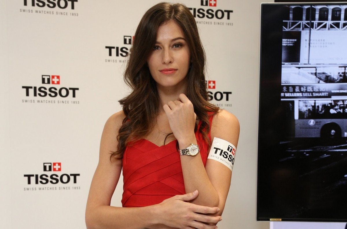 「林孝賢女友」Elly Schamrel 的短裙印上香港廣播道與彌敦道景色,呼應「瑞士天梭表 - 港.街.情」短片故事。