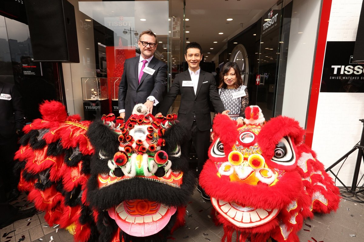 天梭表邀請品牌全球形象大使黃曉明婚後首度到香港為新店剪綵,隆重揭幕並主持醒獅點晴儀式。