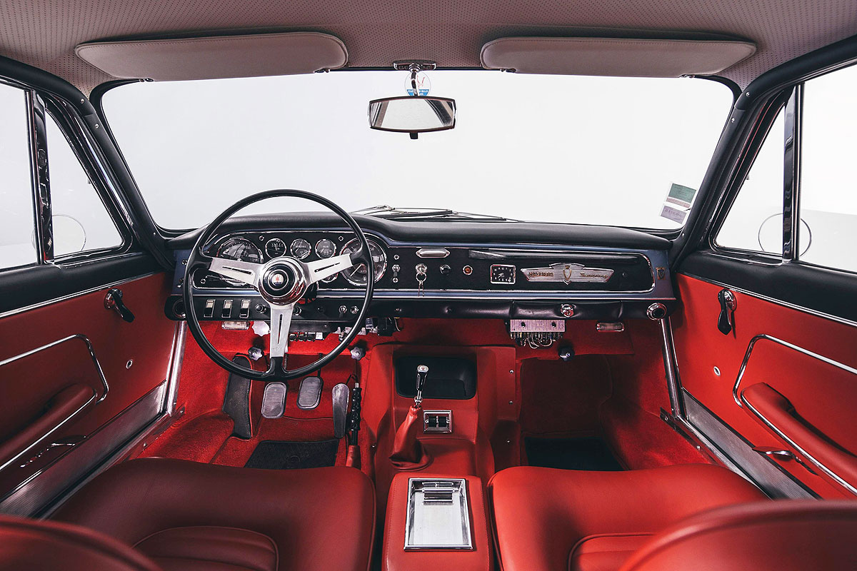 Sebring 3500GT的典雅大器內裝配有大直徑三幅六爪式Nardi-Personal方向盤、車身同色金屬中空儀表與鑲嵌真皮壓花面板則出自Jaeger LeCoultre之手。