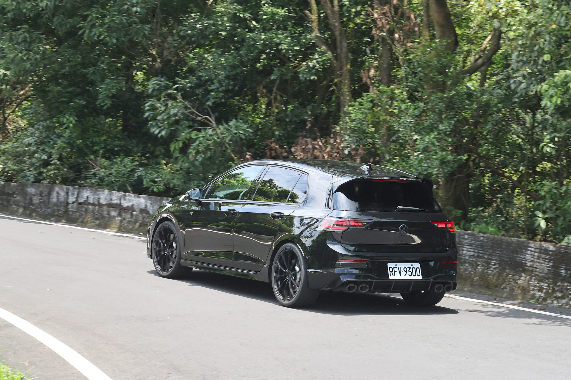 Golf R Track Edition 【一手試駕】純黑勁化 Volkswagen Golf R Black Edition | 車訊網 | 風生活 - 風傳媒